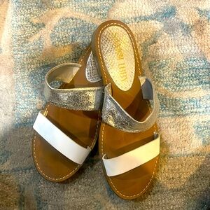 SAM&LIBBY LADIES SILVER AND WHITE 2 STRAP SLIP ON SANDAL SZ 8.  EC GENTLY WORN!